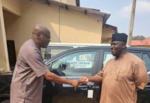 GCIOBA Lauds Makinde’s Partnership Policy, Presents Brand New Official Car to School Principal