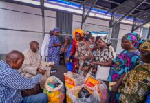Ramadan: Olajide ‘Odidiomo’ Supports Widows with Cash, Food Items