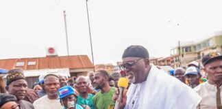 ‘Odidiomo’ Disburses Cash to Molete Market Unrest Victims